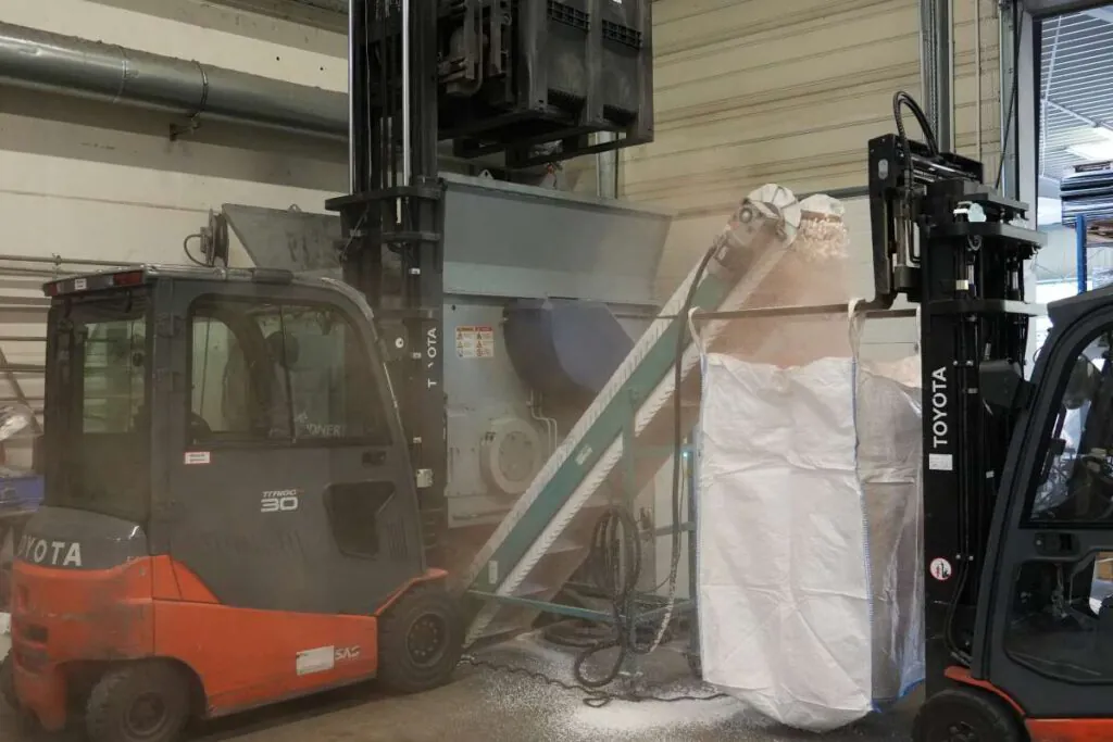Geschreddertes Wärmedämmverbundsystems (WDVS) als Ausgansmaterial für Sortierversuche, Fotograf: Sebastian Lumetzberger, Fotocredit: Fraunhofer Austria