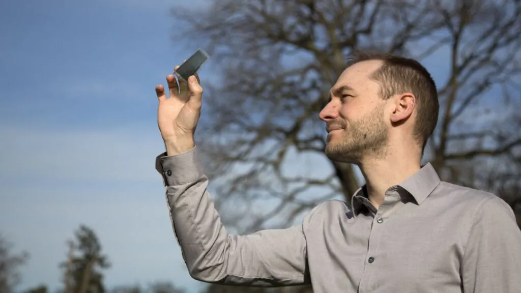 Im Forschungsprojekt SEMTRASOL werden am KIT hocheffiziente, semitransparente organische Solarzellen entwickelt, Foto © KIT