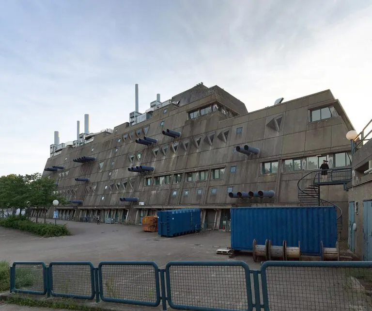 Forschungseinrichtung für experimentelle Medizin, Charité Campus Benjamin Franklin, ehemalige Zentrale Tierlaboratorien der Freien Universität »Mäusebunker«, Gerd Hänska, Kurt Schmersow, 1967–1981, Krahmerstraße, Berlin-Lichterfelde. Foto: Gunnar Klack, CC BY-SA 4.0 , via Wikimedia Commons