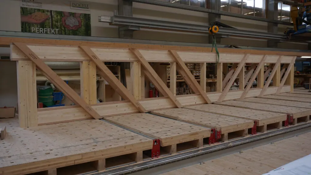 12 Meter langer Versuchsträger in der Abbundhalle des Bauunternehmens Bruno Kaiser GmbH. Foto: KIT VAH