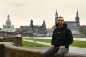 Kassem Taher Saleh ist Bundestagsabgeordneter der sächsischen Bündnis 90/Die Grünen für den Wahlkreis 159 Dresden-Süd im 20. Deutschen Bundestag, Obmann im Ausschuss Wohnen, Stadtentwicklung, Bauwesen und Kommunen sowie stellvertretendes Mitglied im Ausschuss für Klima und Energie. Foto: Daniel Meißner