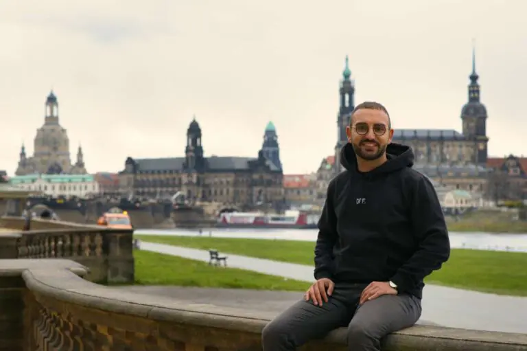 Kassem Taher Saleh ist Bundestagsabgeordneter der sächsischen Bündnis 90/Die Grünen für den Wahlkreis 159 Dresden-Süd im 20. Deutschen Bundestag, Obmann im Ausschuss Wohnen, Stadtentwicklung, Bauwesen und Kommunen sowie stellvertretendes Mitglied im Ausschuss für Klima und Energie. Foto: Daniel Meißner