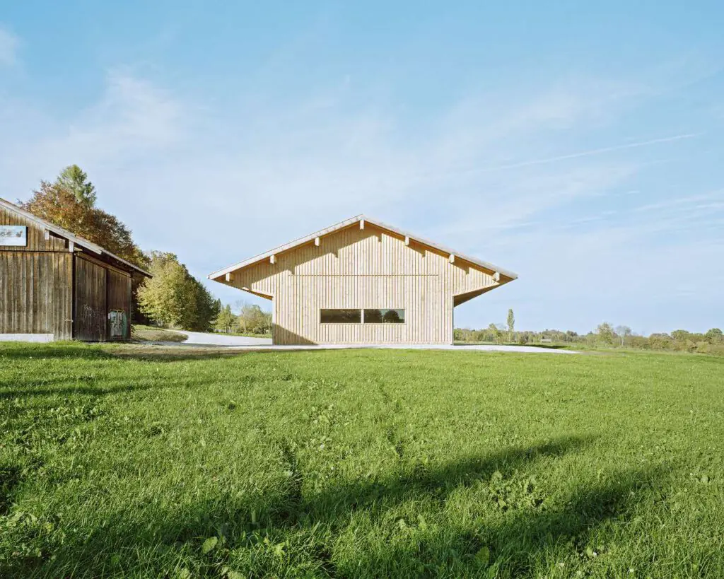 Auszeichnung: Maschinenhalle Irschenhausen in Icking von Florian Nagler Architekten, München (Außenaufnahme);Quelle: Florian Nagler Architekten, München / Pk Odessa Co, Sebastian Schels und Markus Lanz