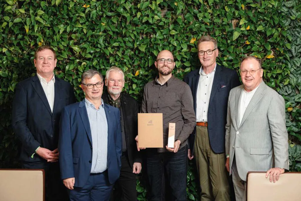 Oliver Rosenbusch (mit seinem Betreuer Prof. Georg Maybaum in der Mitte) hat mit seiner Masterarbeit die Jury überzeugt. Diese besteht aus einer Gutachtergruppe vom Karlsruher Institut für Technologie (KIT) und Vertretern der NAIMMA Sponsoren aus dem Mainzer Kreis: v.l.n.r. Prof. Kunibert Lennerts (KIT), Ralf Pilger (WISAG), Oliver Priggemeyer (HANNOVER LEASING) und Francisco-J. Bähr (FOUR PARX). Quelle: WISAG